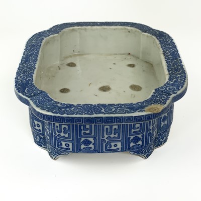 Lot 198 - A Chinese blue and white porcelain bonsai dish, Republic period.