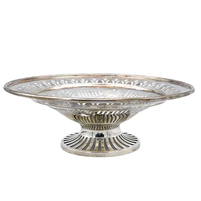 Lot 9 - An Edwardian silver pierced pedestal dish within original fitted box by Colen Hewer Cheshire.