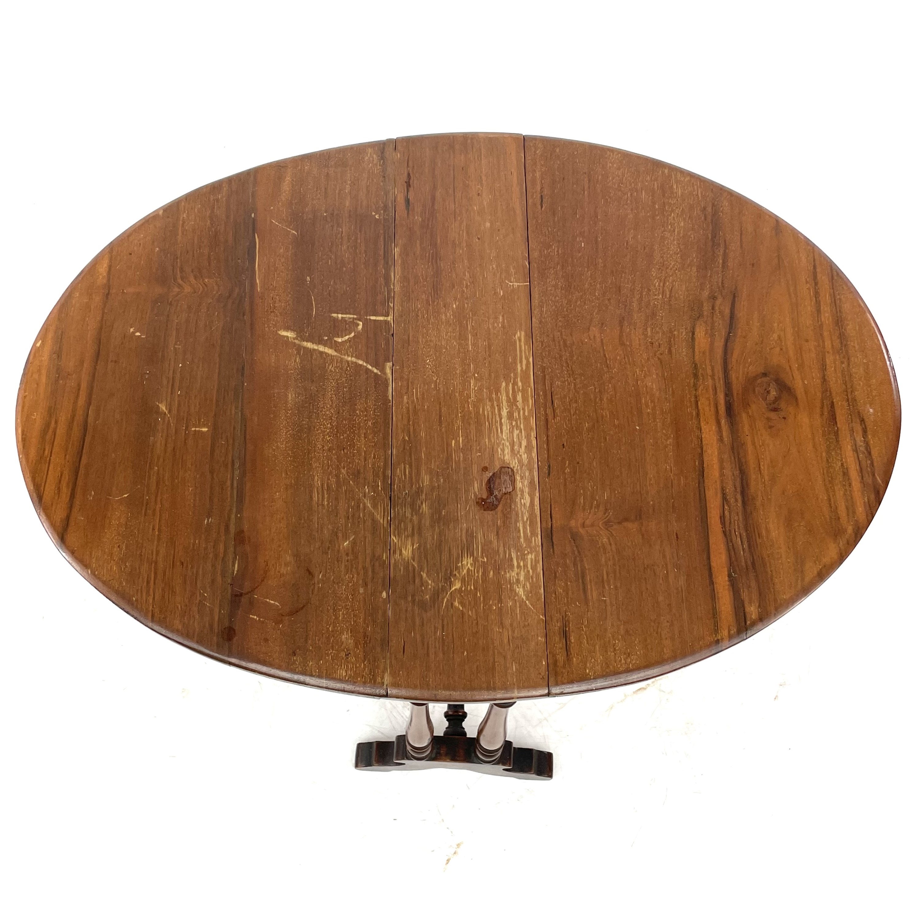 Lot 692 - A late Victorian small oval walnut drop leaf