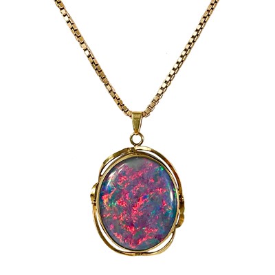 Lot 14 - A 9ct mounted black opal triplet pendant on a 9ct box link necklace.