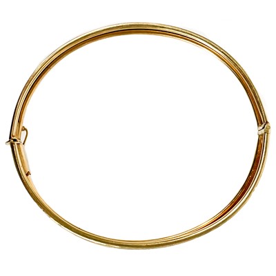 Lot 18 - A 9ct gold hinged bangle.