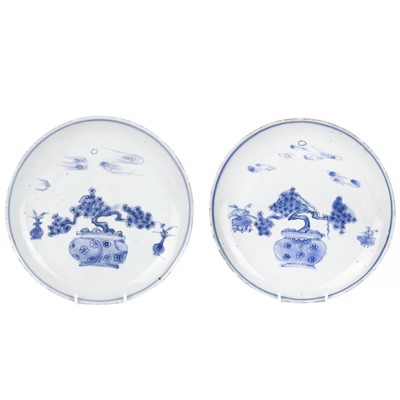 Lot 134 - A pair of Chinese blue and white porcelain plates, 17th/18th century,.