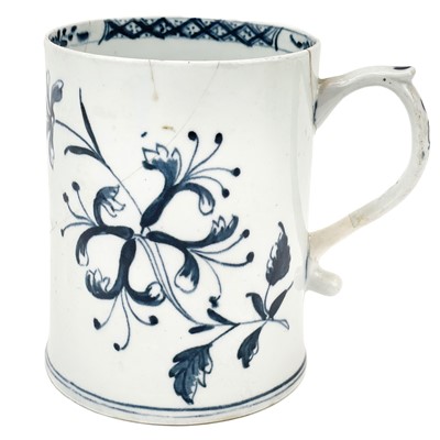 Lot 438 - A Lowestoft porcelain tankard.