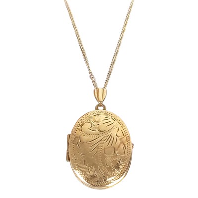 Lot 89 - A modern 9ct locket pendant necklace.