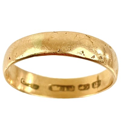 Lot 90 - A Victorian 18ct gold band ring.