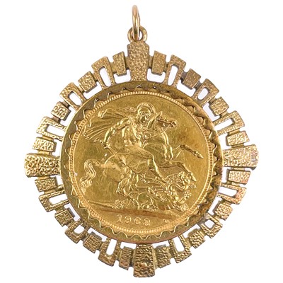 Lot 99 - A 9ct gold mounted 1962 full sovereign gold coin pendant.