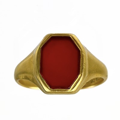 Lot 101 - An 18ct hallmarked gold carnelian set gentleman's signet ring.