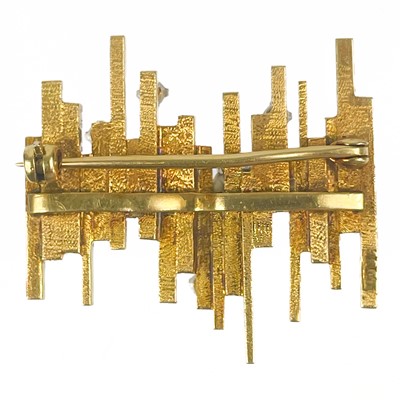 Lot 127 - An 18ct gold and diamond geometric brooch in the style of Gillian Packard.