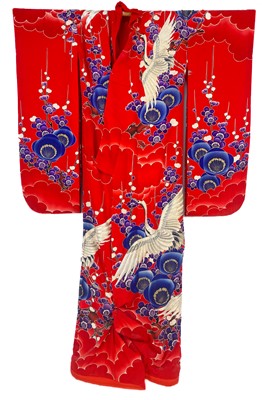 Lot 73 - A Japanese silk embroidered kimono, 20th century.