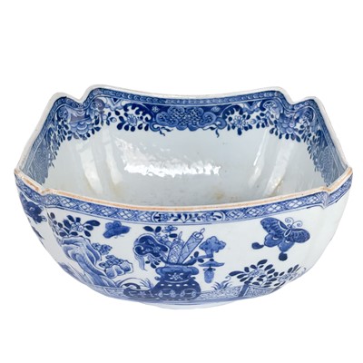 Lot 261 - A Chinese export blue and white porcelain bowl, Qianlong period.