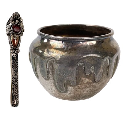 Lot 463 - A Chinese silver pot and a dragon tie pin.