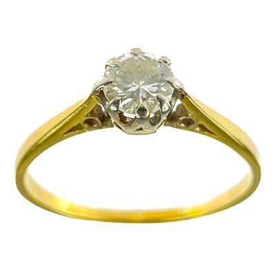 Lot 121 - An 18ct and platinum diamond solitaire ring.