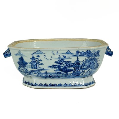 Lot 1244 - A Chinese blue and white export porcelain tureen base, 18th century