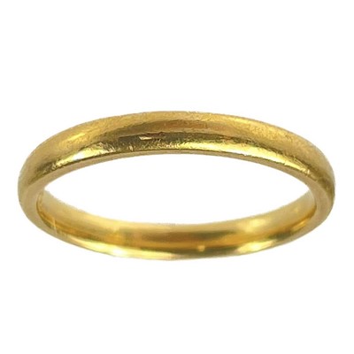 Lot 126 - A 22ct gold band ring.