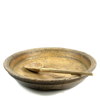 Lot 173 - A sycamore dairy bowl.