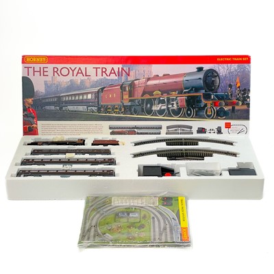 Lot 504 - Hornby "The Royal Train" Princess Elizabeth boxed OO gauge set (R1057)