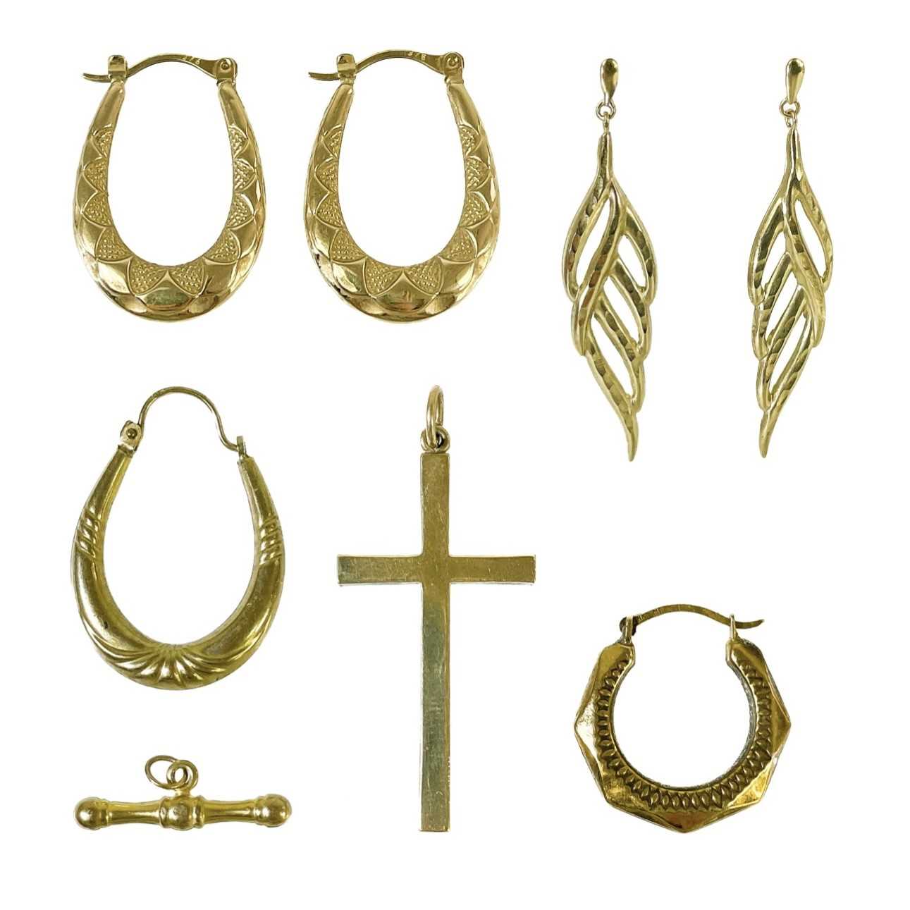 Lot 259 - A selection of 9ct gold items.