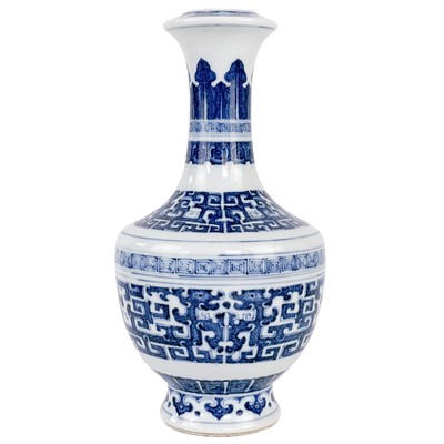 Lot 320 - A Chinese blue and white porcelain vase, 20th century.