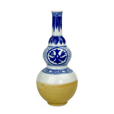 Lot 324 - A Chinese porcelain double gourd vase, 18th/19th century.