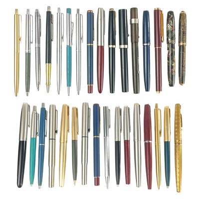 Lot 539 - A large selection of pens.