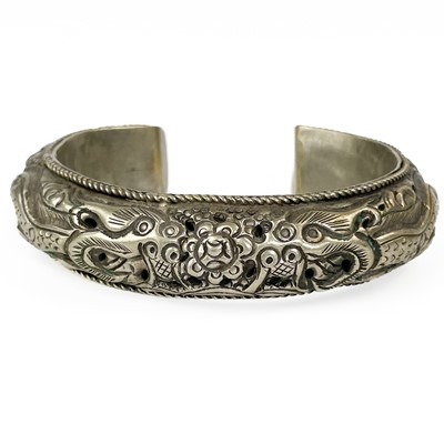 Lot 309 - A Chinese silver bangle, early 20th century.