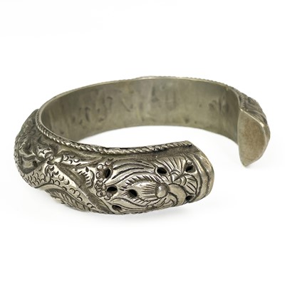 Lot 309 - A Chinese silver bangle, early 20th century.