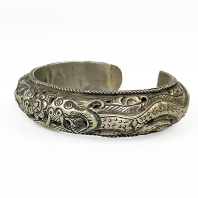 Lot 309 - A Chinese silver bangle, early 20th century.