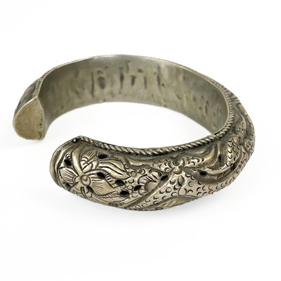 Lot 309 - A Chinese silver bangle, early 20th century.