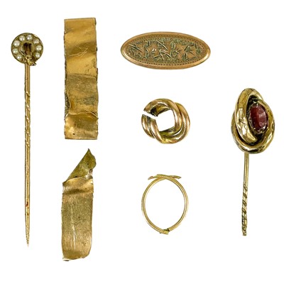 Lot 272 - A selection of scrap gold.