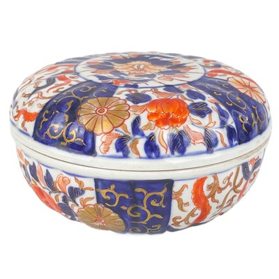 Lot 285 - A Japanese Imari porcelain tureen, circa 1900.