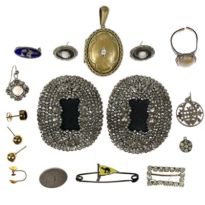 Lot 484 - A selection of costume jewellery.