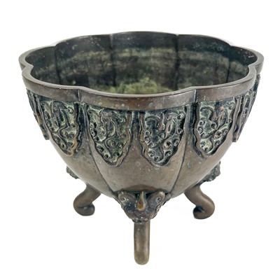 Lot 1189 - A Chinese bronze jardiniere, 19th century.