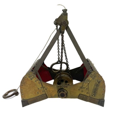 Lot 121 - An Engineers' brass working scale model/salesman's sample of a "Barnard" grab.