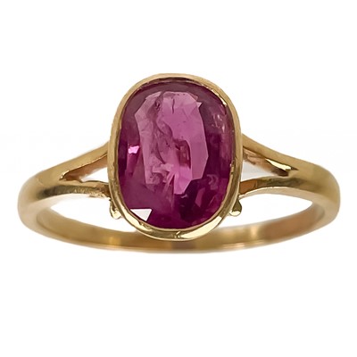 Lot 365 - An 18ct (tested) pink sapphire set ring.