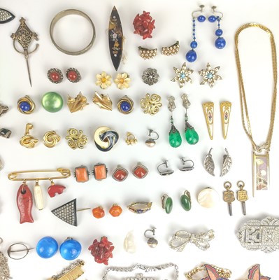 Lot 492 - A box of costume jewellery.