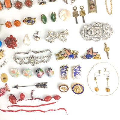 Lot 492 - A box of costume jewellery.