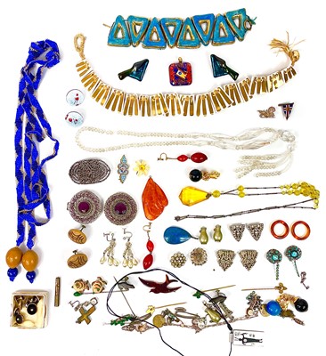 Lot 529 - A selection of costume jewellery.