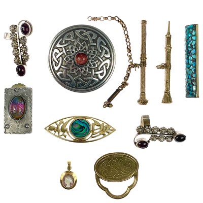 Lot 511 - A small collection of costume jewellery and other items.