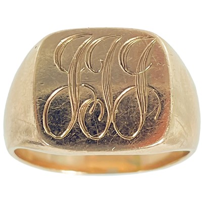 Lot 212 - A 9ct gold gentleman's signet ring.