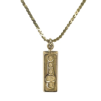 Lot 213 - A 9ct hallmarked ingot pendant with serpentine link necklace.