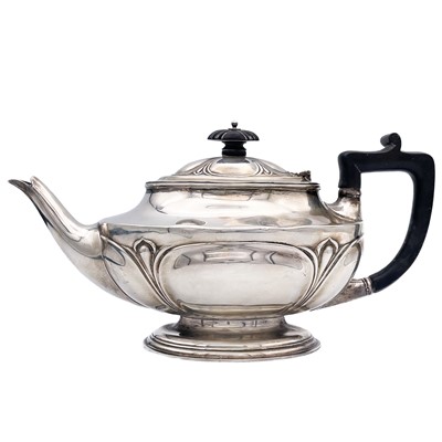 Lot 2 - An Edwardian silver teapot by Joseph Rodgers & Sons.