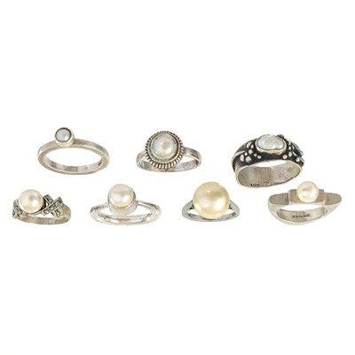 Lot 494 - A collection of pretty silver and pearl rings