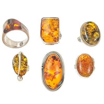 Lot 527 - Six stylish amber and silver rings