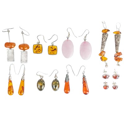 Lot 519 - A collection of amber and silver drop earrings