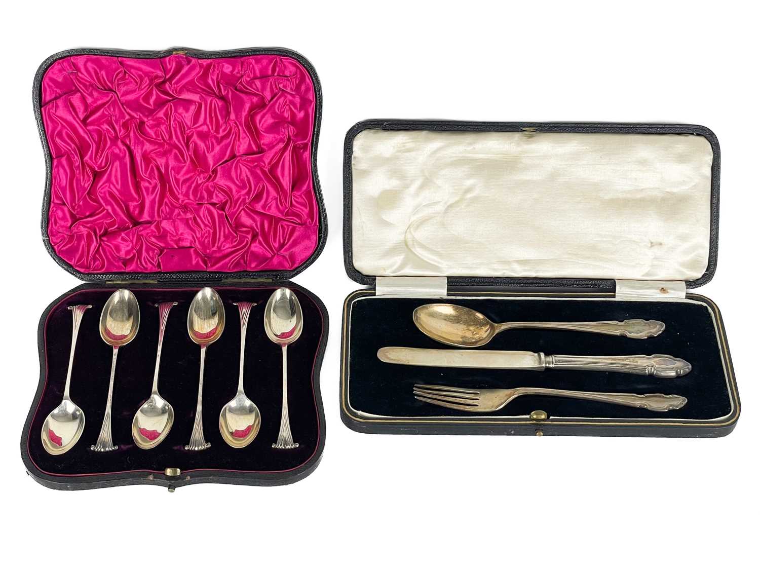 Lot 15 - A Victorian silver Onslow pattern cased set