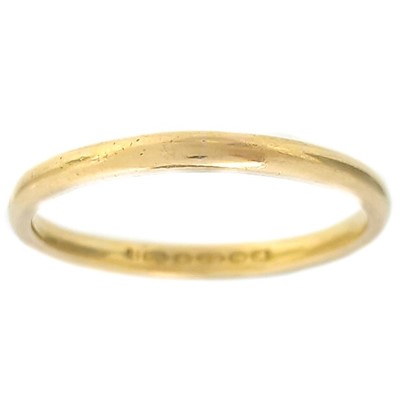 Lot 292 - A 22ct gold band ring.