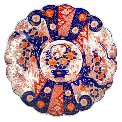 Lot 192 - A large Japanese Imari porcelain lobed charger, 19th century.