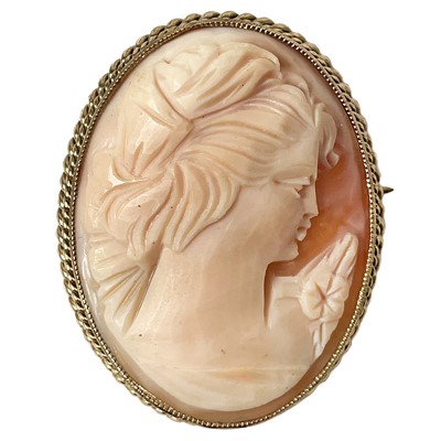 Lot 229 - A modern 9ct shell cameo brooch.