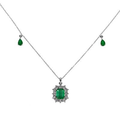 Lot 13 - An attractive and unusual 18ct white gold diamond and emerald cluster pendant necklace.