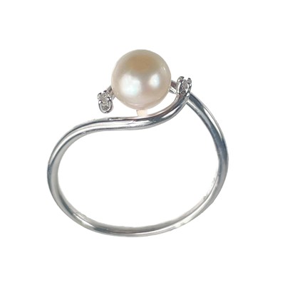 Lot 134 - A 9ct white gold cultured pearl and diamond set ring.